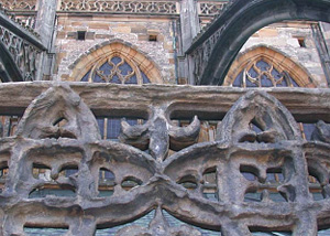 Ma&szlig;werksbr&uuml;stung Ulmer M&uuml;nster, Galerien Seitenschiff Nord: Detail des Br&uuml;stungsabschnitts nach dem Weidereinbau Agust 2004 (Foto: M&uuml;nsterbauh&uuml;tte Ulm)