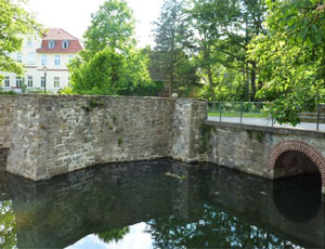 Abgeschlossene Sanierung des Natursteinmauerwerks bei Schonung der sch&uuml;tzenswerten Mauerritzenvegetation