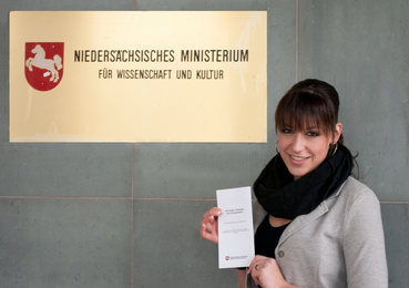 Wiebke Bormann pr&auml;sentiert den in Zusammenarbeit mit dem Nieders&auml;chsische Ministerium f&uuml;r Wissenschaft und  Kultur entstandenen Leitfaden