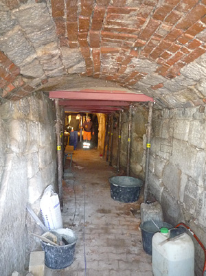 Schr&auml;gst&uuml;tzenpaare sichern den Eingangsbereich des Bauernkellers