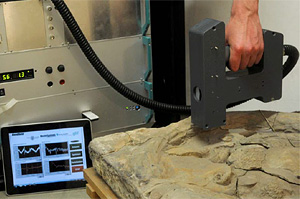 Händische Vormessung mit dem mobilen THz-System am Grotesken Natursteinrelief im NLM. Händische Vormessung mit dem mobilen THz-System am Grotesken Natursteinrelief im NLM.