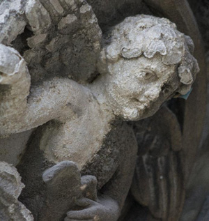 Portal der Stiftskirche Teplá. Testfläche mit Laserreinigung an einer Engelskulptur.