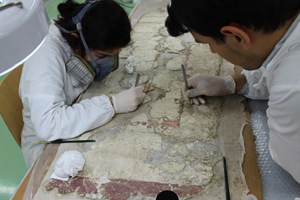 Matera, ISCR laboratories, Working on the frescoes fragments (Photo Credit: Sokol Muca, ISCR-Matera student Matera, ISCR laboratories, Working on the frescoes fragments (Photo Credit: Sokol Muca, ISCR-Matera student
