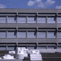 Hoffassade aus Sichtbeton nach der Instandsetzung beim Baukomplex Pädagogische Akademie / Oberstufenrealgymnasium in Feldkirch, Vorarlberg. Hoffassade aus Sichtbeton nach der Instandsetzung beim Baukomplex Pädagogische Akademie / Oberstufenrealgymnasium in Feldkirch, Vorarlberg.