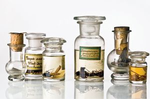 Korkstopfen verschließen die Gefäße nicht ausreichend und zerstören durch Abbauprodukte allmählich die Präparate Korkstopfen verschließen die Gefäße nicht ausreichend und zerstören durch Abbauprodukte allmählich die Präparate