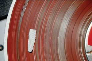 Tonband mit unterschiedlichen Produktionen, wechselnden Bandsorten, Wellungen und Zeitmarke aus Kunststoff vor der Bearbeitung Tonband mit unterschiedlichen Produktionen, wechselnden Bandsorten, Wellungen und Zeitmarke aus Kunststoff vor der Bearbeitung